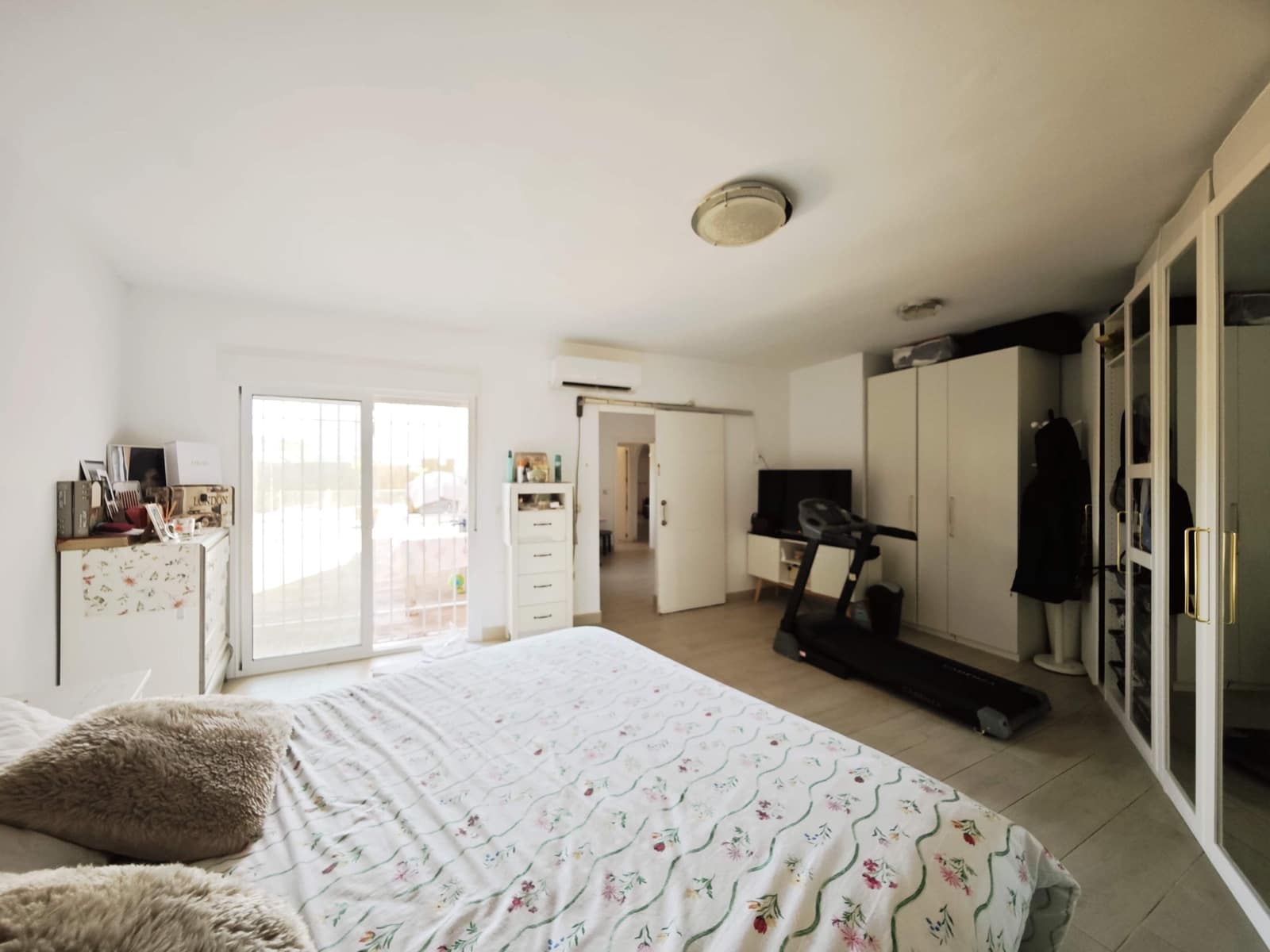 5 sypialnia Dom szeregowy na sprzedaż w La Linea de la Concepcion z basenem - 270 000 € (Ref: 9402783)