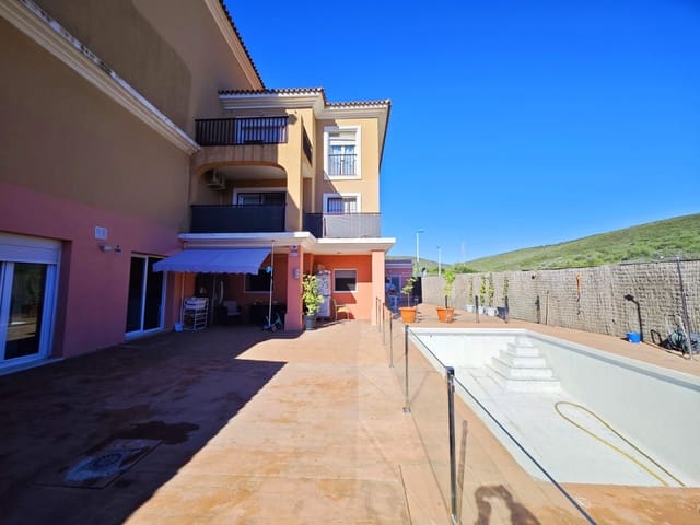 5 chambre Villa/Maison Mitoyenne à vendre à La Línea de la Concepción avec piscine - 270 000 € (Ref: 9402783)