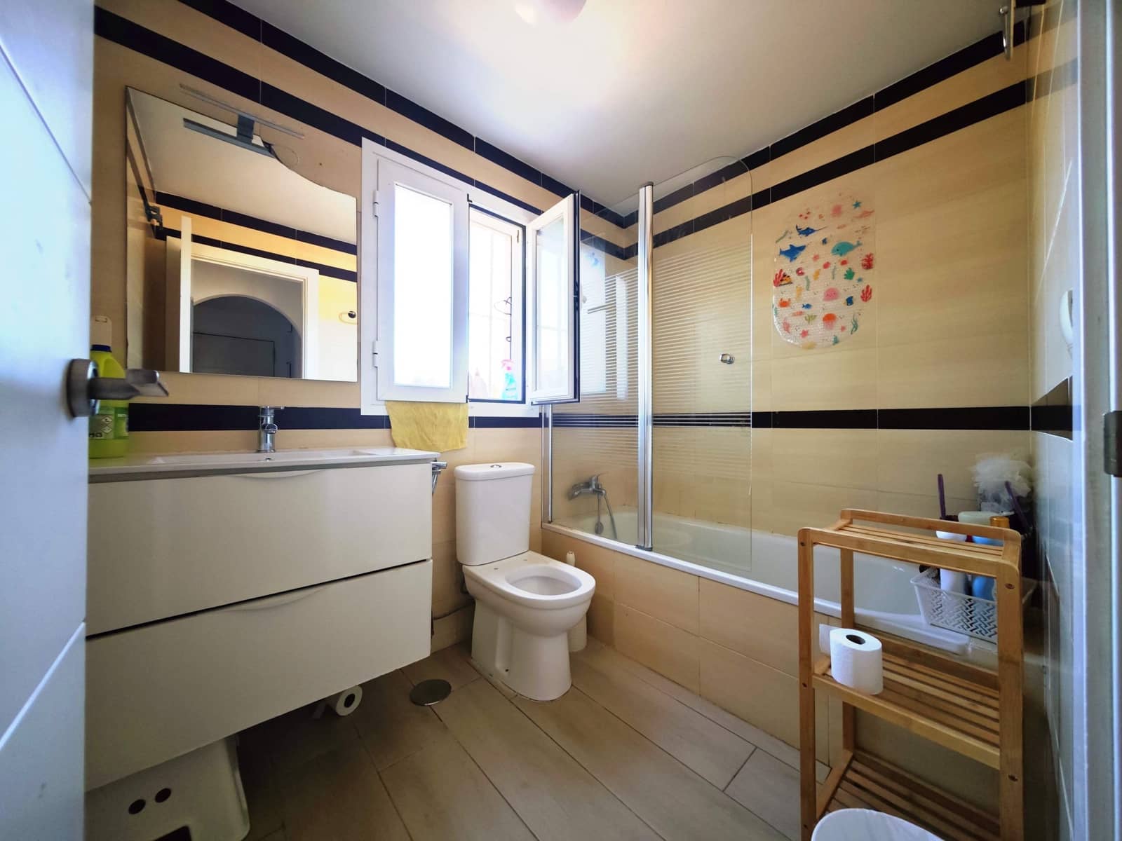 5 sypialnia Dom szeregowy na sprzedaż w La Linea de la Concepcion z basenem - 270 000 € (Ref: 9402783)