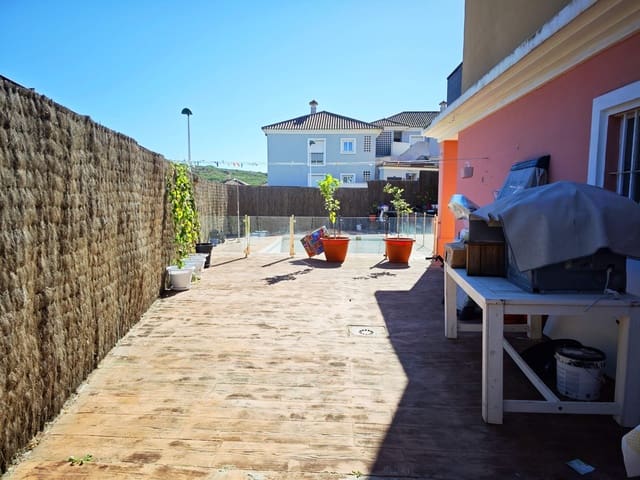 5 chambre Villa/Maison Mitoyenne à vendre à La Línea de la Concepción avec piscine - 270 000 € (Ref: 9402783)