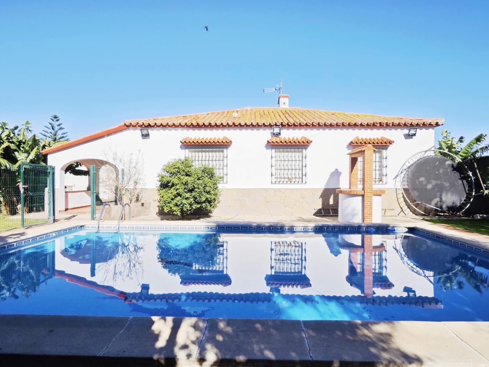 3 soveværelse Villa til salg i La Linea de la Concepcion med swimmingpool garage - € 395.000 (Ref: 9407832)
