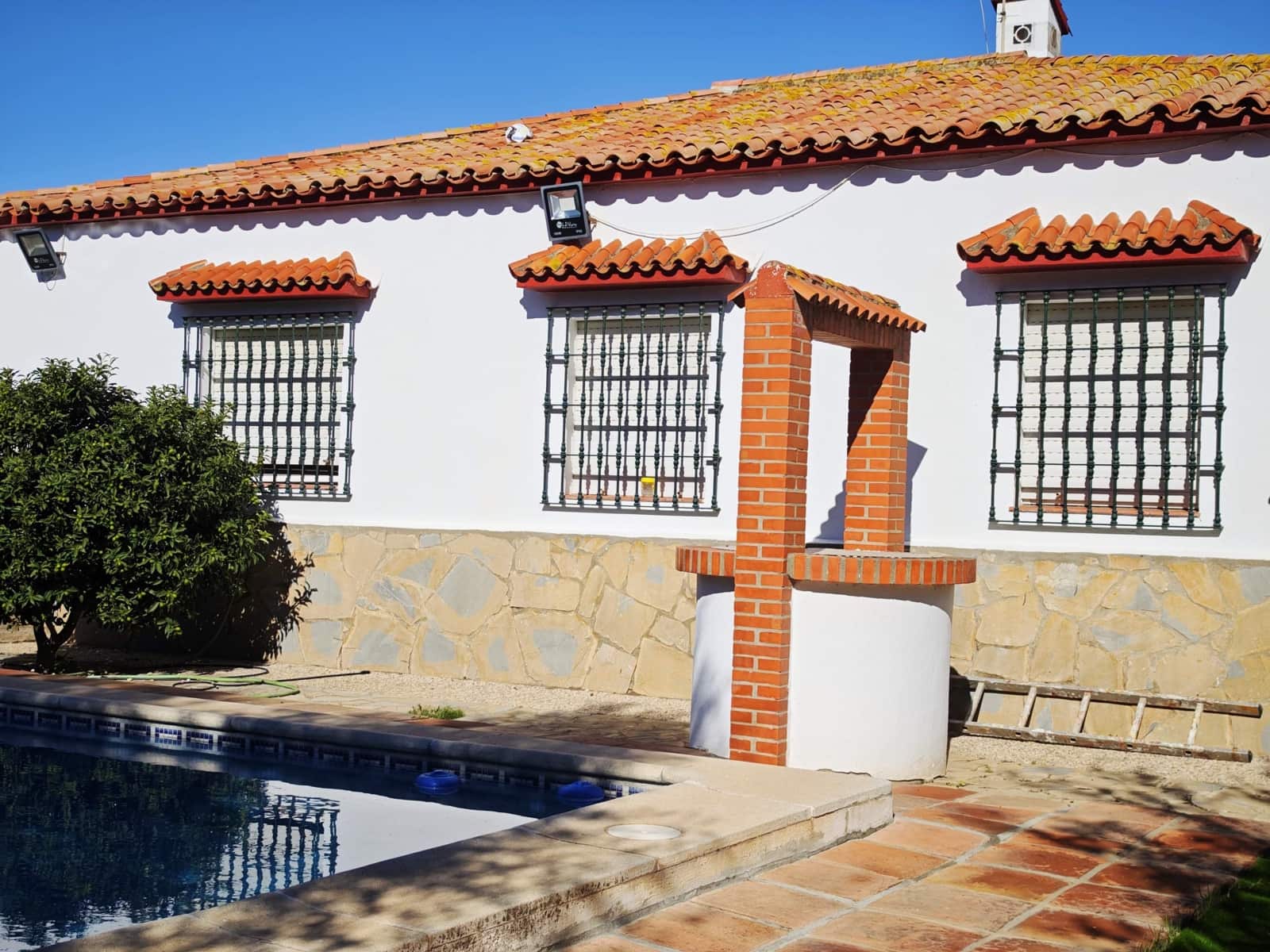 3 soveværelse Villa til salg i La Linea de la Concepcion med swimmingpool garage - € 395.000 (Ref: 9407832)