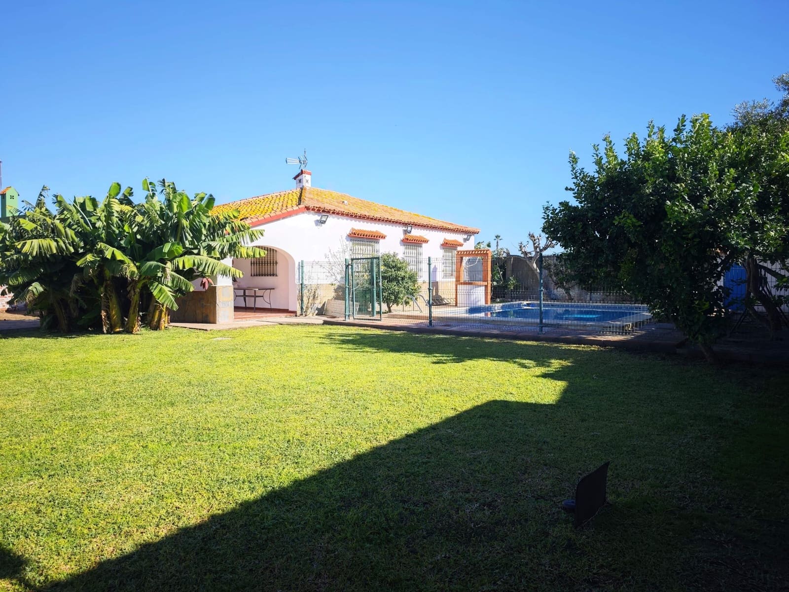 3 soveværelse Villa til salg i La Linea de la Concepcion med swimmingpool garage - € 395.000 (Ref: 9407832)