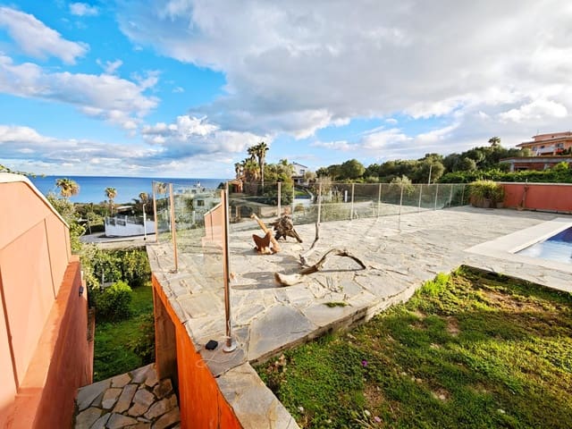 4 Zimmer Villa zu verkaufen in Algeciras mit Pool - 650.000 € (Ref: 9407983)