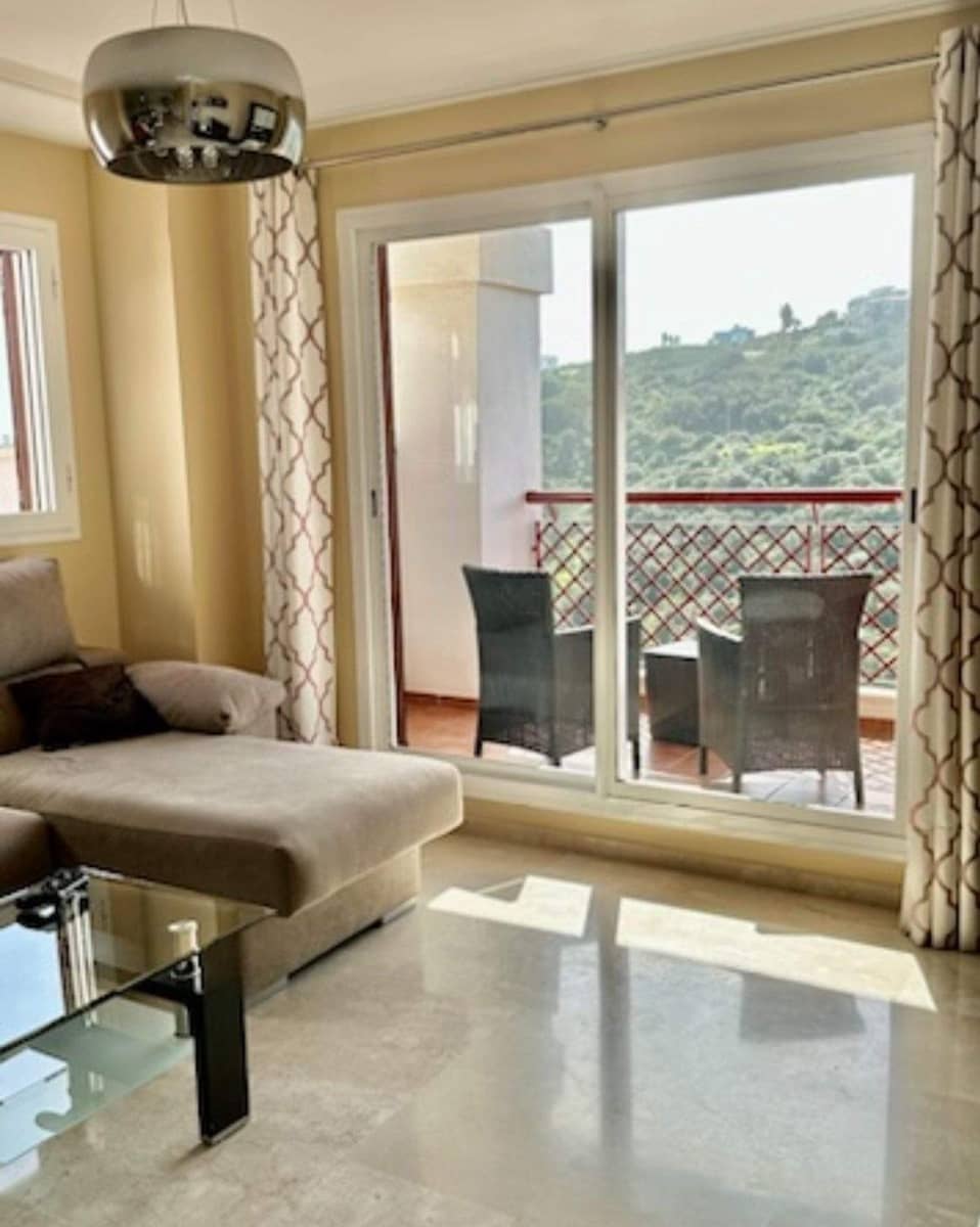 3 sovrum Lägenhet att hyra i La Alcaidesa med pool garage - 1 300 € (Ref: 9436588)