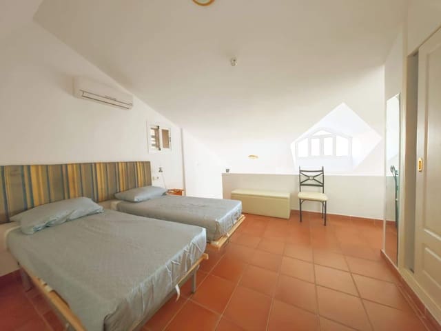 2 slaapkamer Penthouse te huur in La Línea de la Concepción met zwembad - € 950 (Ref: 9439014)