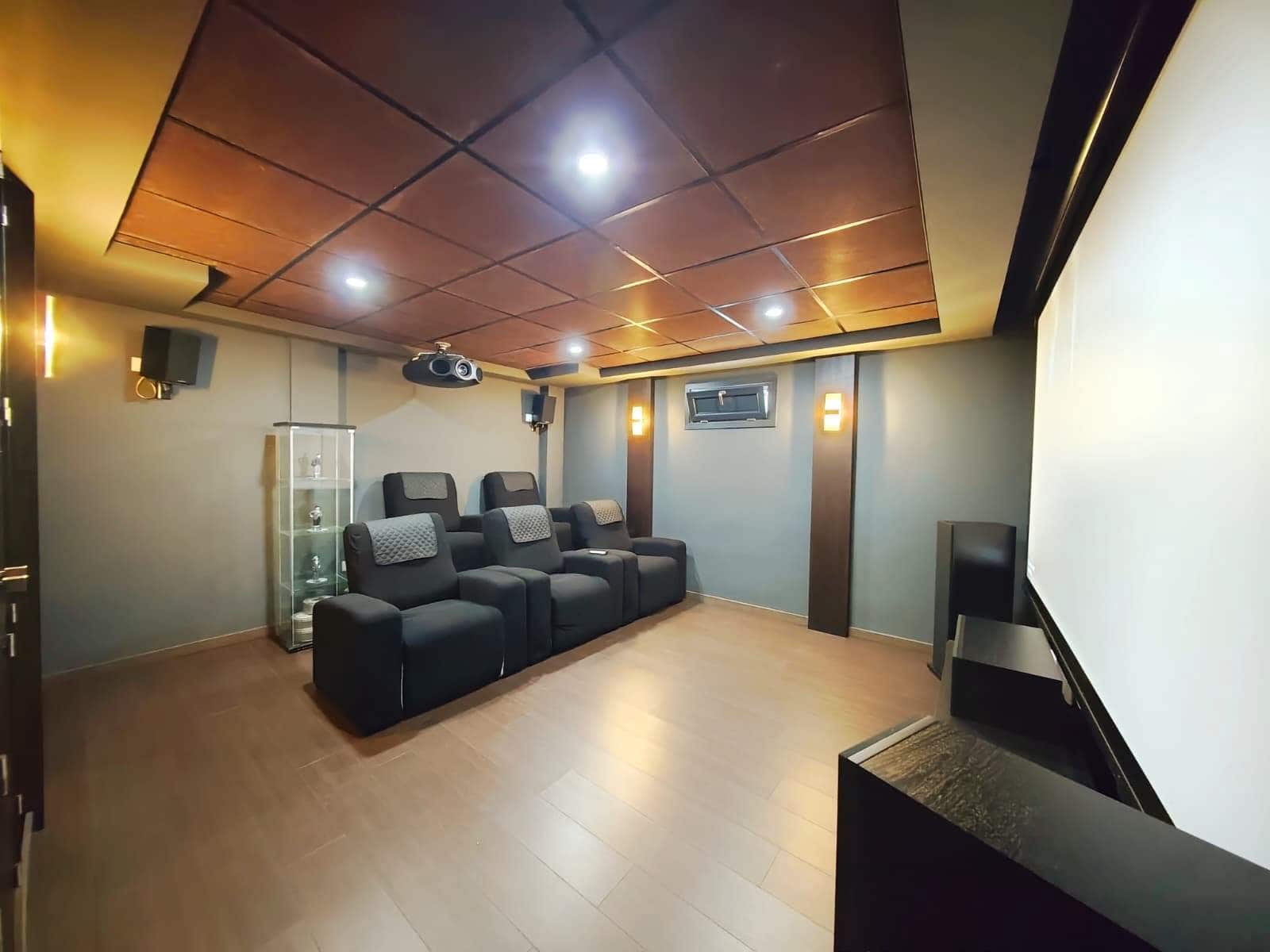 5 slaapkamer Villa te koop in La Linea de la Concepcion met zwembad garage - € 760.000 (Ref: 9441120)