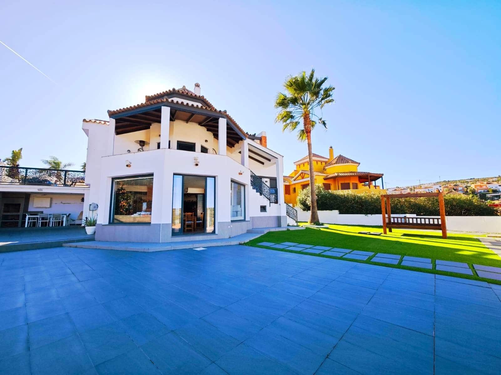 5 slaapkamer Villa te koop in La Linea de la Concepcion met zwembad garage - € 760.000 (Ref: 9441120)