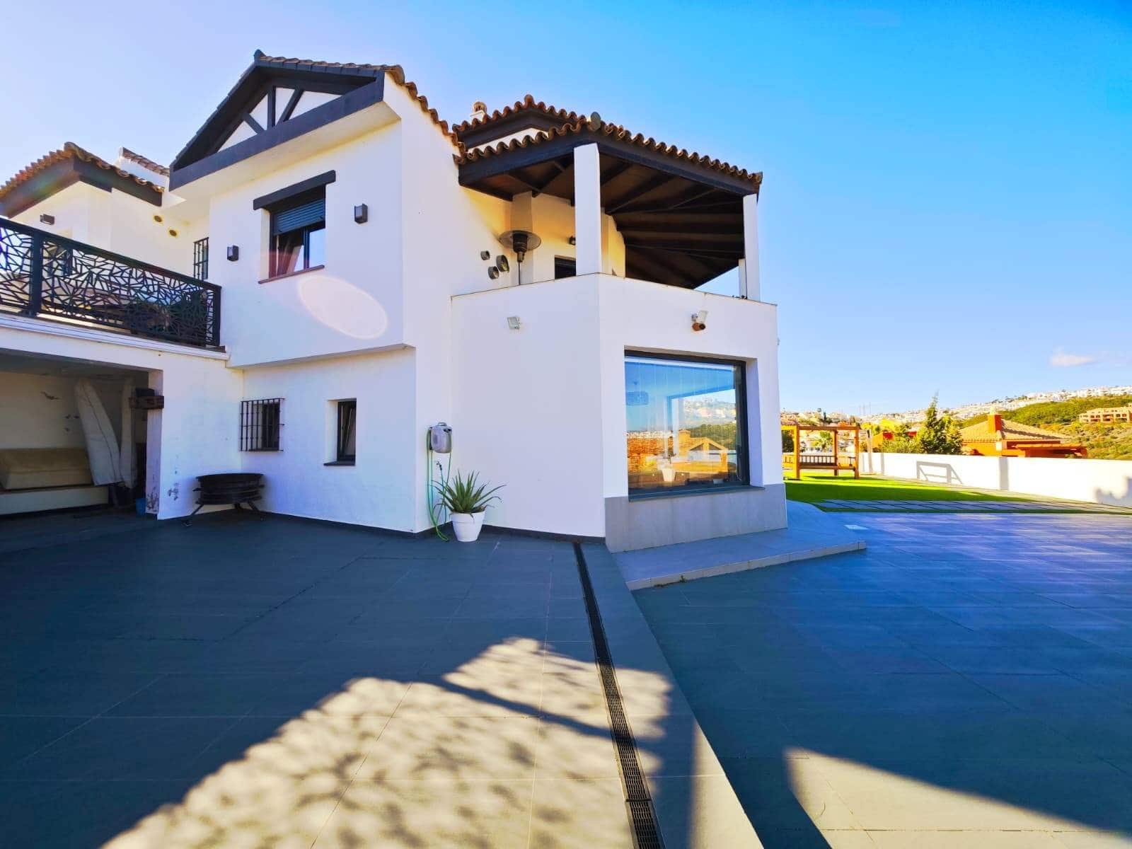 5 slaapkamer Villa te koop in La Linea de la Concepcion met zwembad garage - € 760.000 (Ref: 9441120)