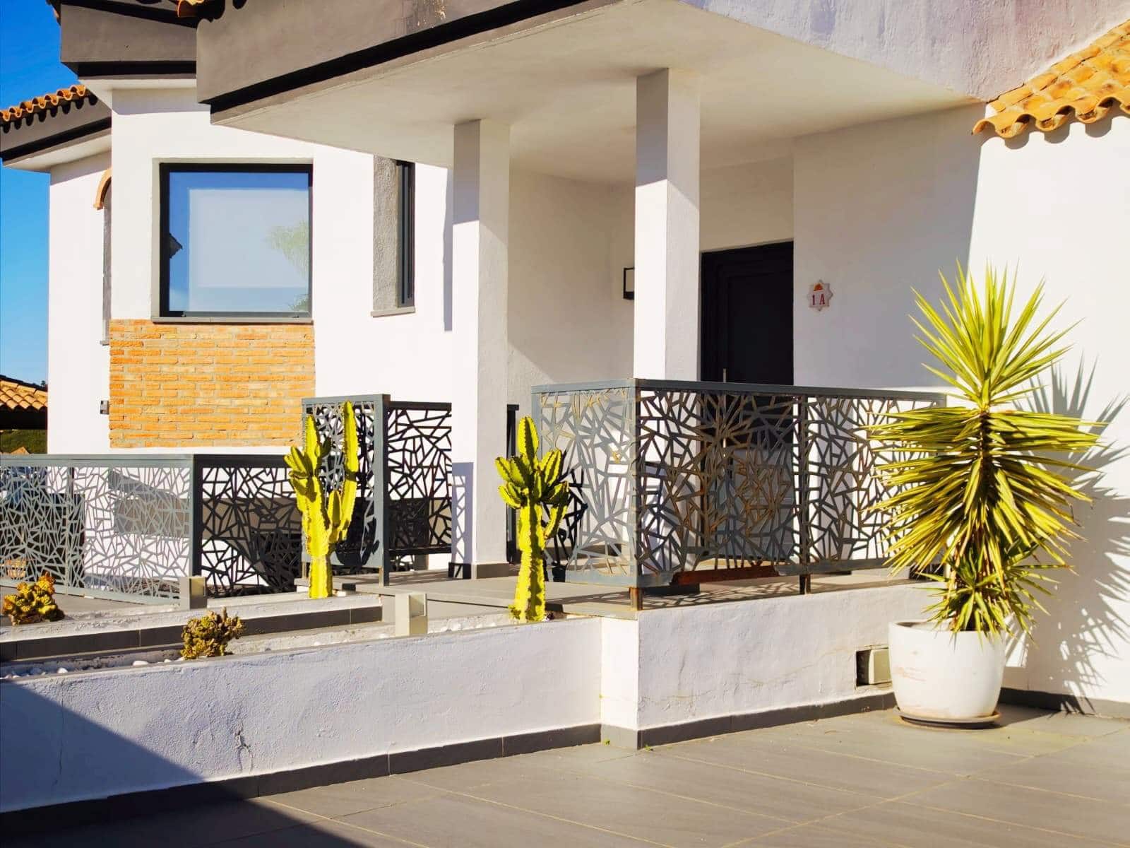 5 slaapkamer Villa te koop in La Linea de la Concepcion met zwembad garage - € 760.000 (Ref: 9441120)