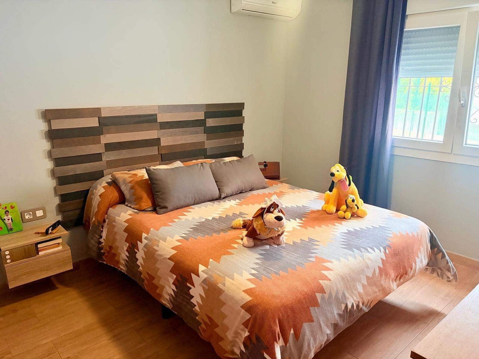 5 bedroom Townhouse for sale in La Linea de la Concepcion with pool garage - € 510,000 (Ref: 9470801)