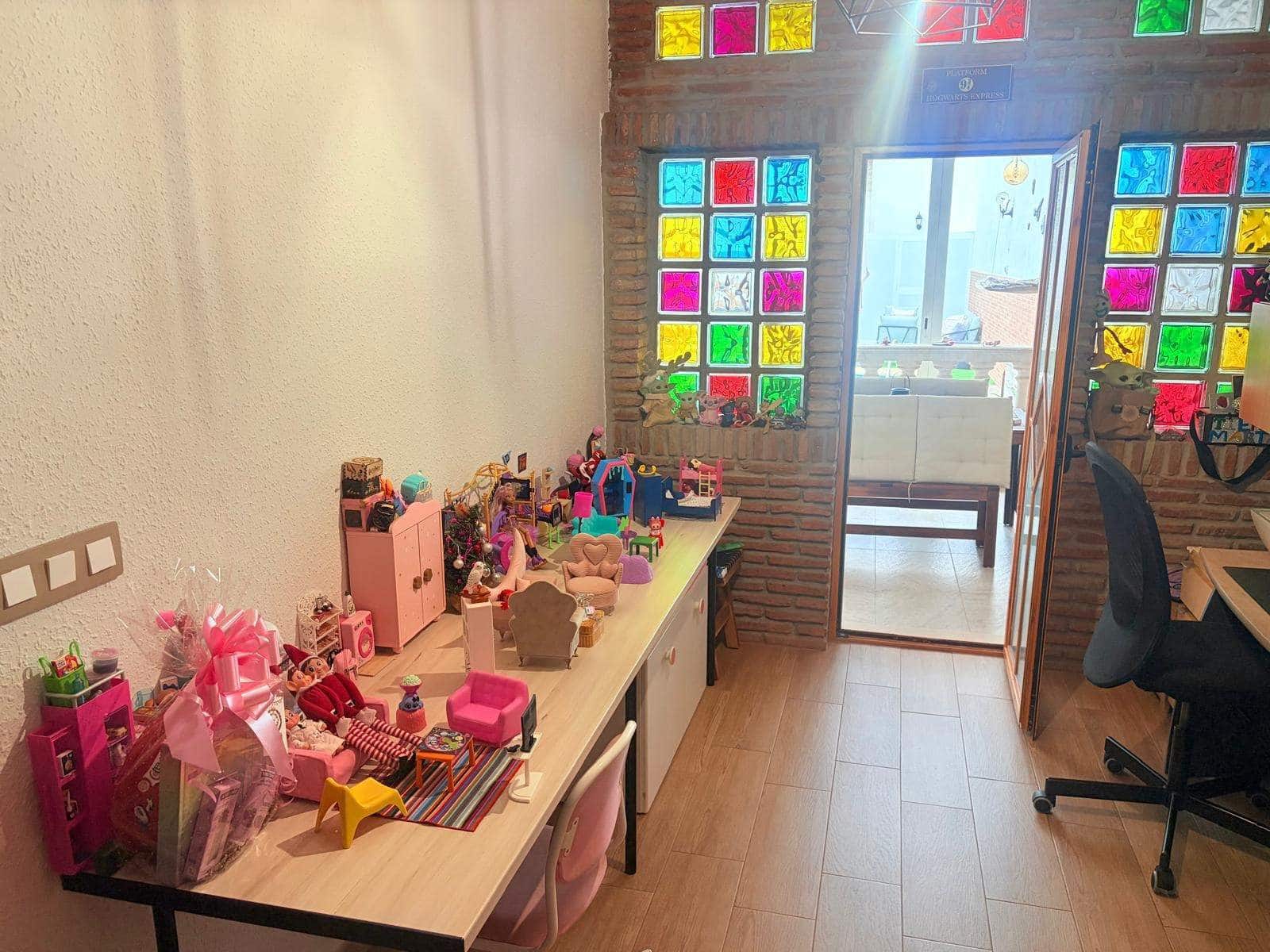 5 bedroom Townhouse for sale in La Linea de la Concepcion with pool garage - € 510,000 (Ref: 9470801)