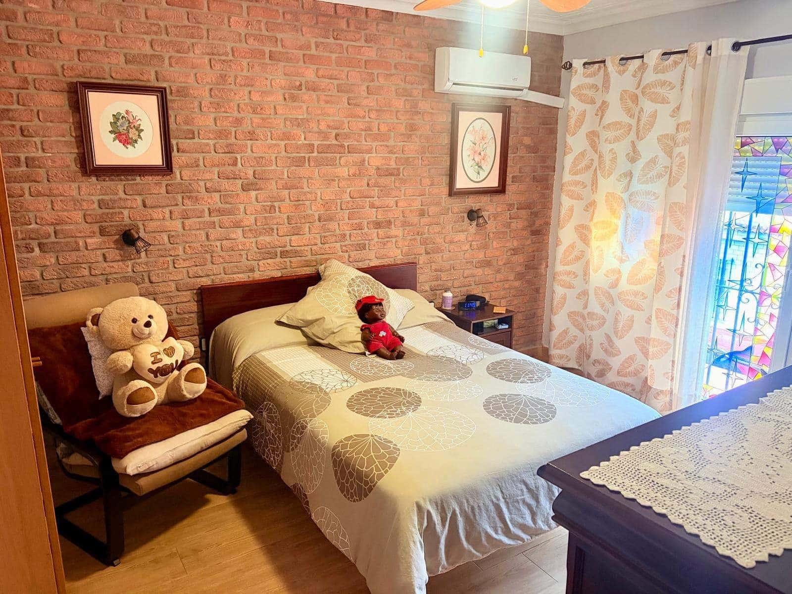 5 bedroom Townhouse for sale in La Linea de la Concepcion with pool garage - € 510,000 (Ref: 9470801)