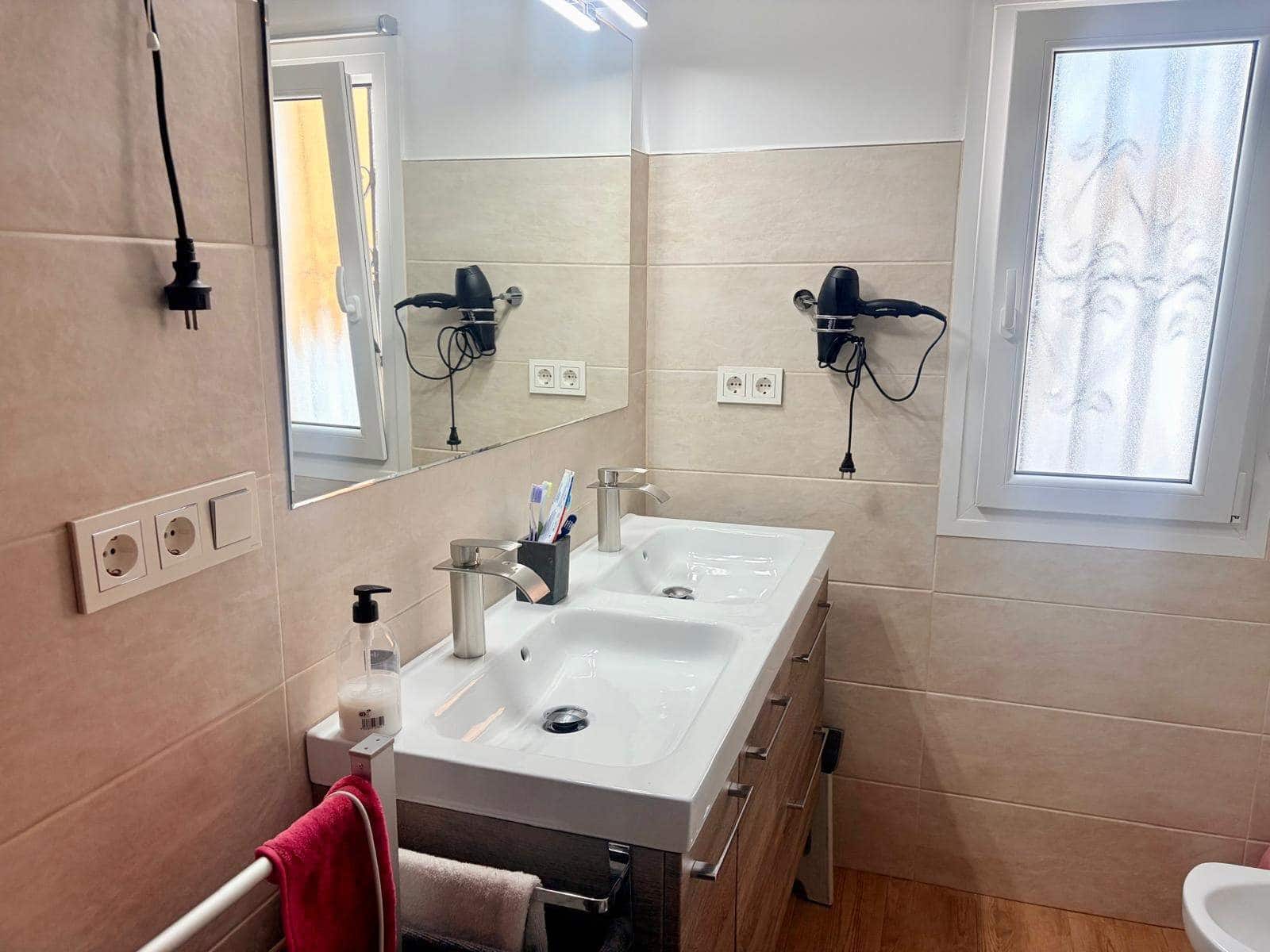 5 bedroom Townhouse for sale in La Linea de la Concepcion with pool garage - € 450,000 (Ref: 9470801)