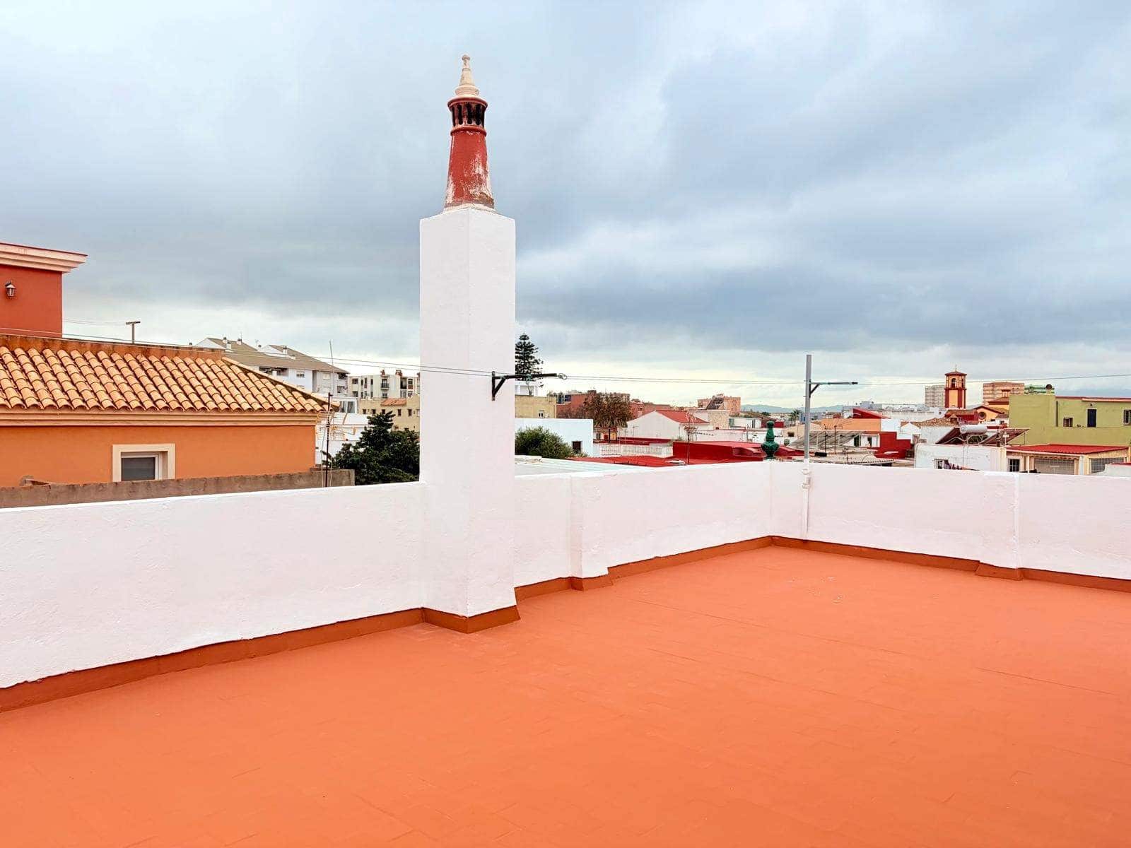5 bedroom Townhouse for sale in La Linea de la Concepcion with pool garage - € 450,000 (Ref: 9470801)