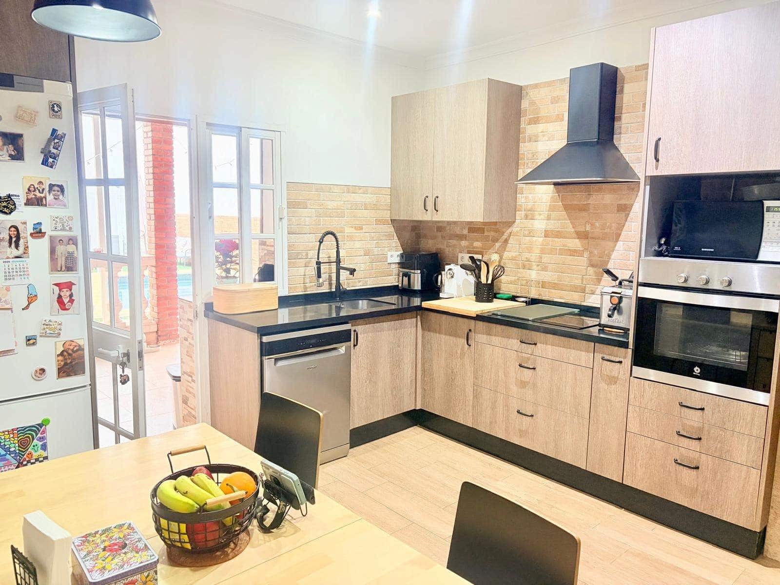 5 bedroom Townhouse for sale in La Linea de la Concepcion with pool garage - € 450,000 (Ref: 9470801)