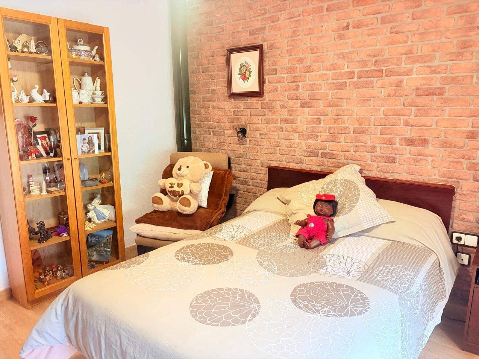5 bedroom Townhouse for sale in La Linea de la Concepcion with pool garage - € 450,000 (Ref: 9470801)