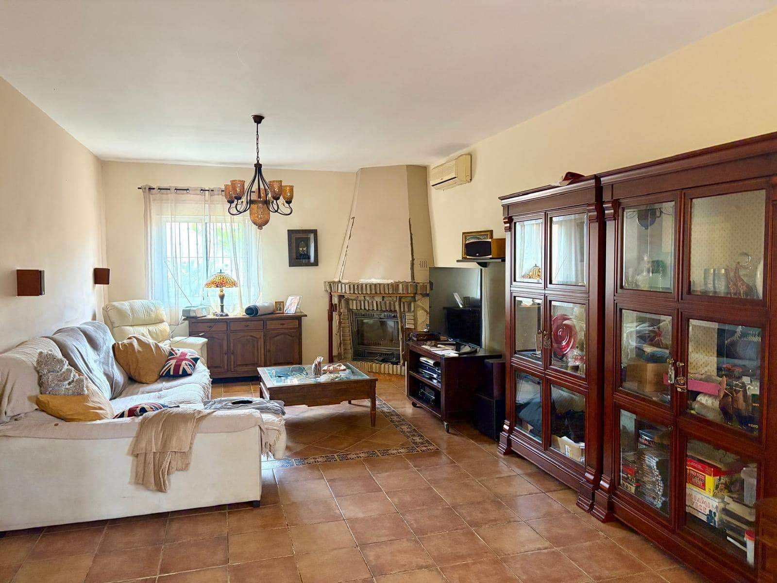 3 bedroom Villa for sale in La Linea de la Concepcion with pool garage - € 480,000 (Ref: 9482051)