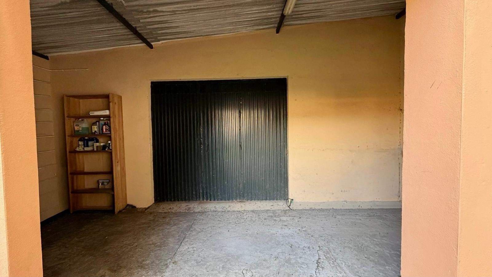 3 bedroom Villa for sale in La Linea de la Concepcion with pool garage - € 480,000 (Ref: 9482051)