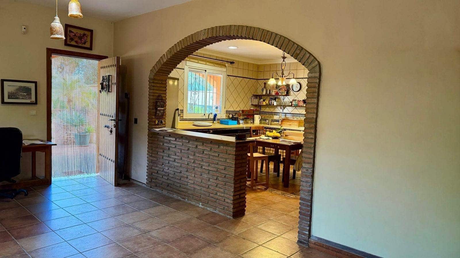 3 bedroom Villa for sale in La Linea de la Concepcion with pool garage - € 480,000 (Ref: 9482051)