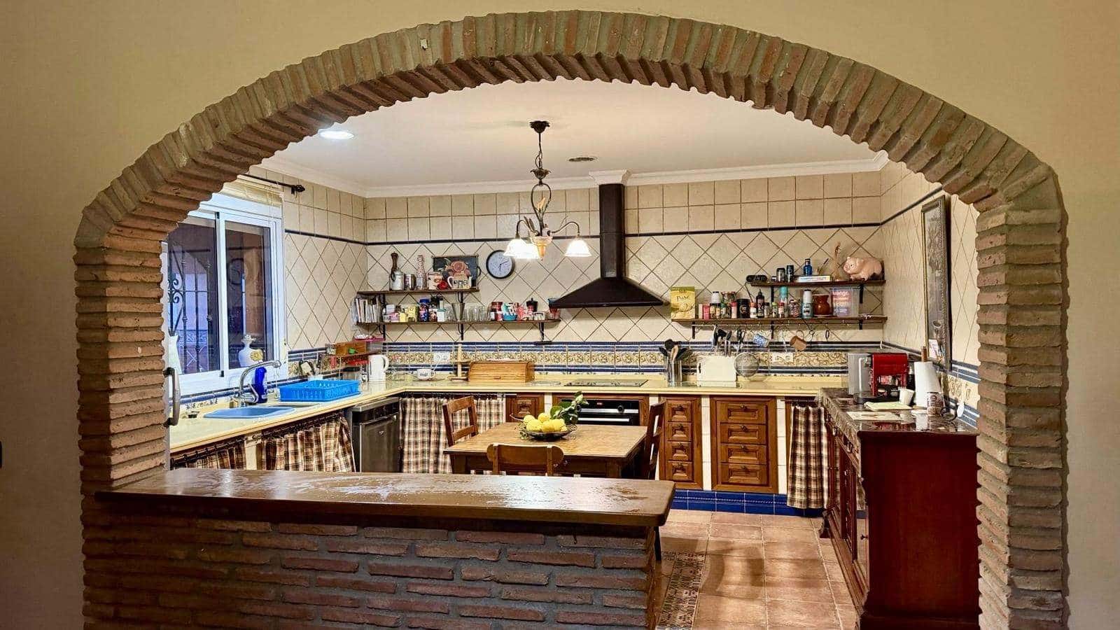 3 bedroom Villa for sale in La Linea de la Concepcion with pool garage - € 480,000 (Ref: 9482051)