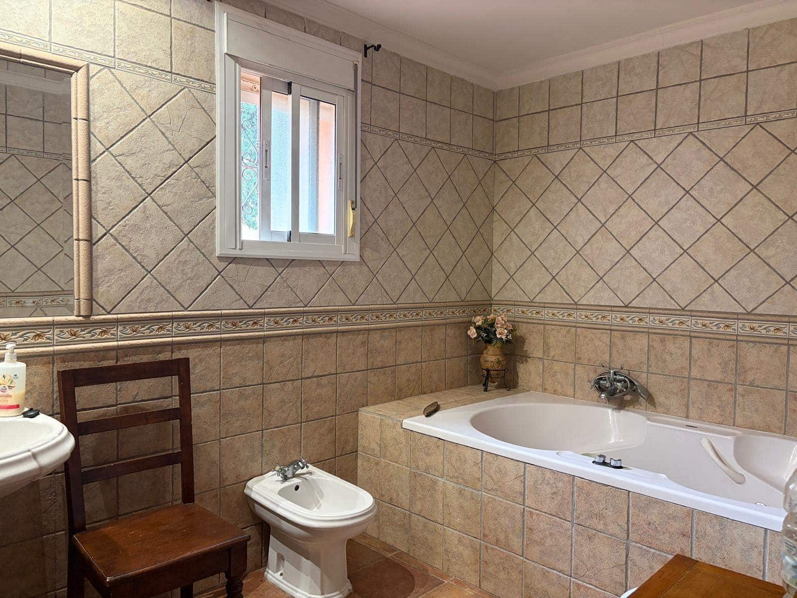 3 bedroom Villa for sale in La Linea de la Concepcion with pool garage - € 480,000 (Ref: 9482051)