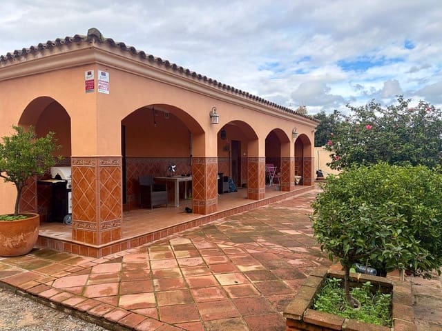 Chalet de 3 habitaciones en La Línea de la Concepción en venta con piscina garaje - 480.000 € (Ref: 9482051)