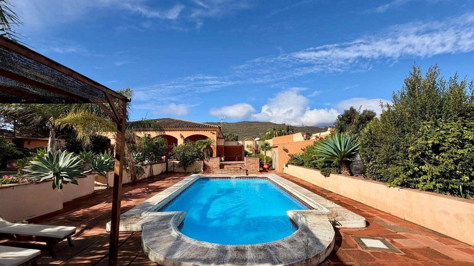 3 bedroom Villa for sale in La Linea de la Concepcion with pool garage - € 480,000 (Ref: 9482051)