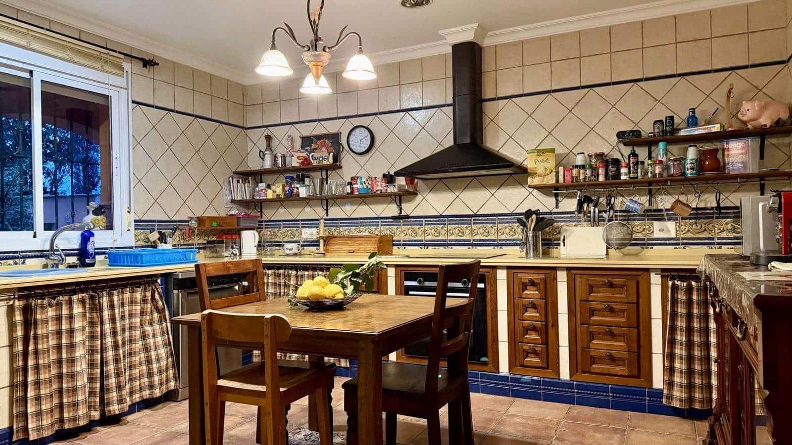 3 bedroom Villa for sale in La Linea de la Concepcion with pool garage - € 480,000 (Ref: 9482051)