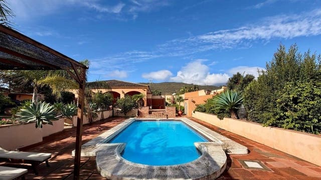 Chalet de 3 habitaciones en La Línea de la Concepción en venta con piscina garaje - 480.000 € (Ref: 9482051)