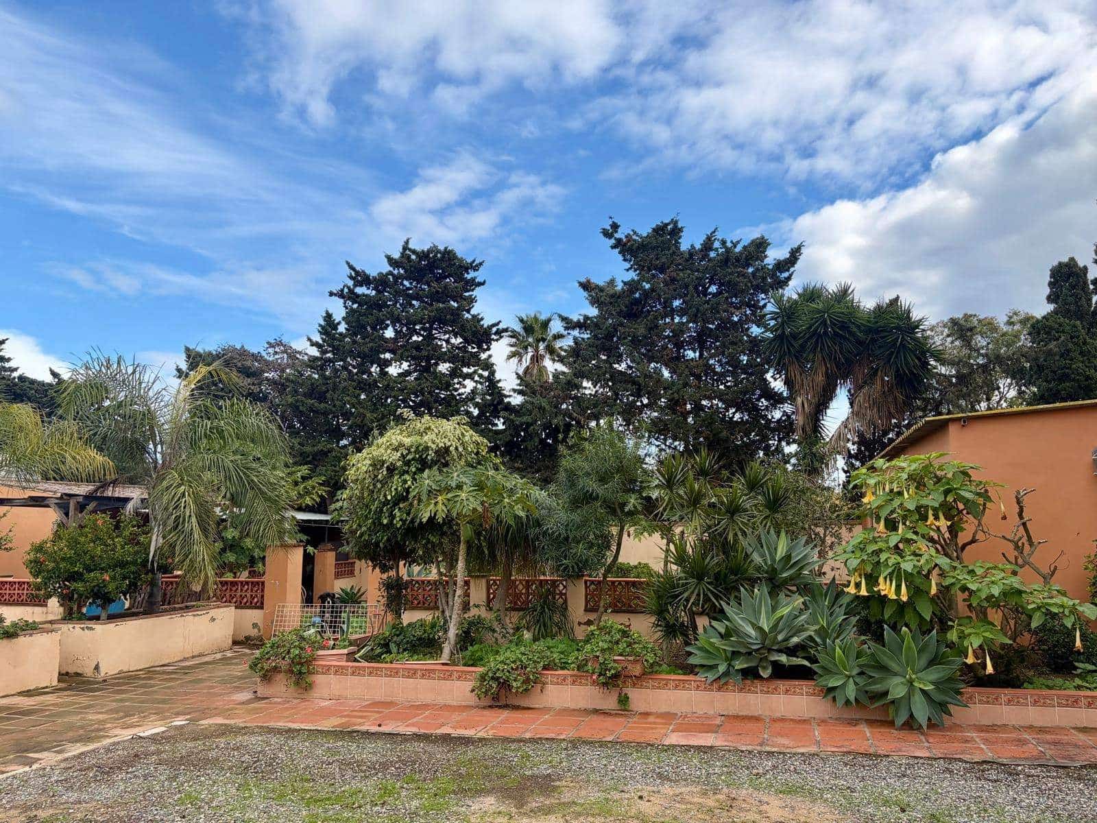 3 bedroom Villa for sale in La Linea de la Concepcion with pool garage - € 480,000 (Ref: 9482051)