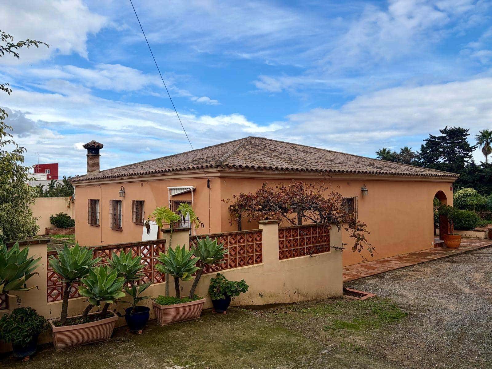 3 bedroom Villa for sale in La Linea de la Concepcion with pool garage - € 480,000 (Ref: 9482051)