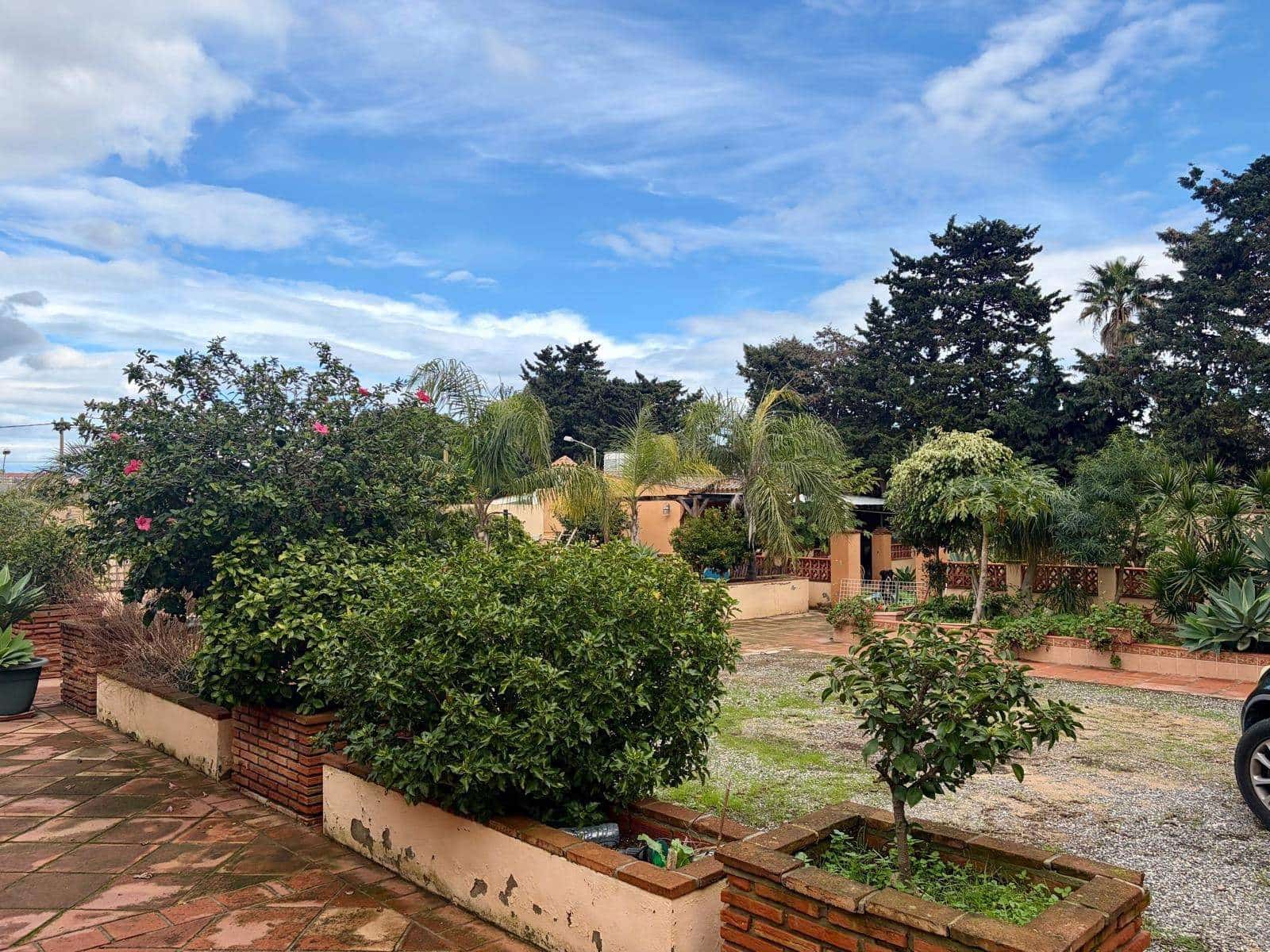 3 bedroom Villa for sale in La Linea de la Concepcion with pool garage - € 480,000 (Ref: 9482051)