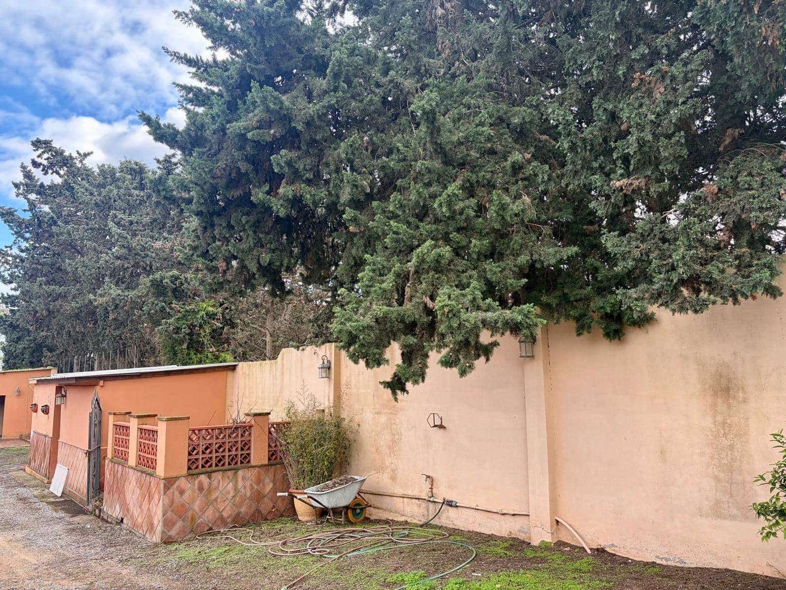 3 bedroom Villa for sale in La Linea de la Concepcion with pool garage - € 480,000 (Ref: 9482051)