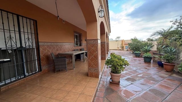 3 slaapkamer Villa te koop in La Línea de la Concepción met zwembad garage - € 480.000 (Ref: 9482051)
