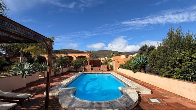 3 slaapkamer Villa te koop in La Línea de la Concepción met zwembad garage - € 480.000 (Ref: 9482051)