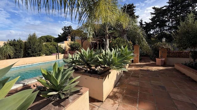 3 slaapkamer Villa te koop in La Línea de la Concepción met zwembad garage - € 480.000 (Ref: 9482051)