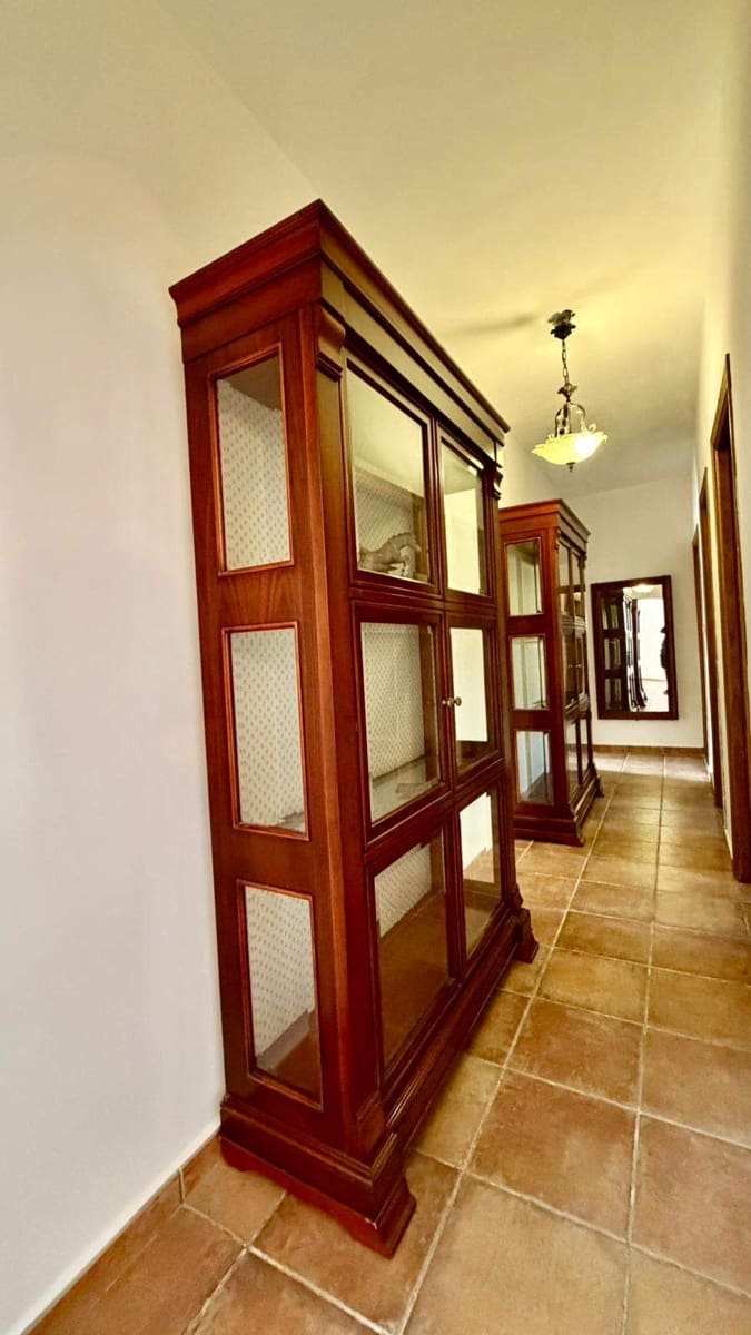 3 makuuhuone Huvila myytävänä paikassa La Linea de la Concepcion mukana uima-altaan 
autotalli - 480 000 € (Ref: 9482051)