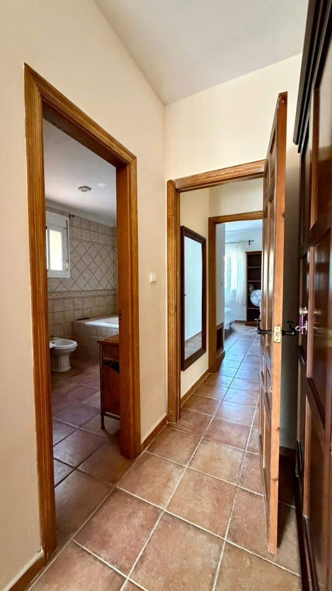 3 makuuhuone Huvila myytävänä paikassa La Linea de la Concepcion mukana uima-altaan 
autotalli - 480 000 € (Ref: 9482051)