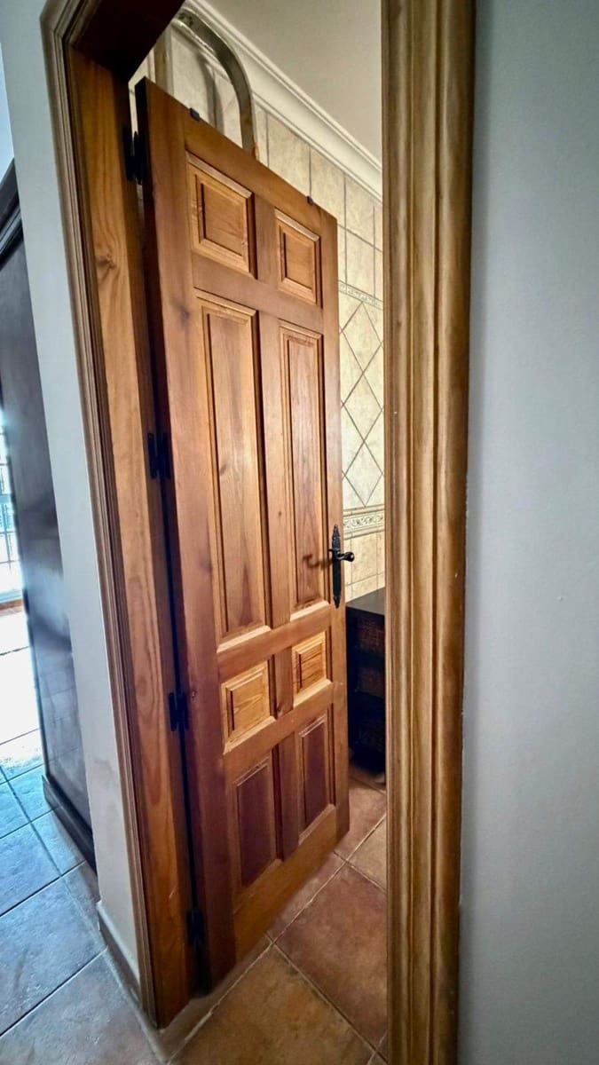 3 makuuhuone Huvila myytävänä paikassa La Linea de la Concepcion mukana uima-altaan 
autotalli - 480 000 € (Ref: 9482051)