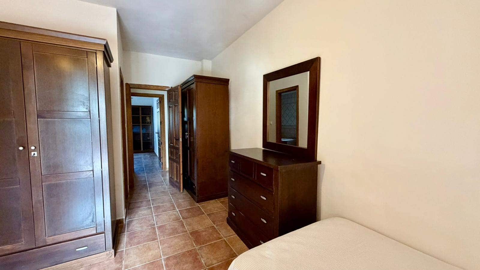 3 makuuhuone Huvila myytävänä paikassa La Linea de la Concepcion mukana uima-altaan 
autotalli - 480 000 € (Ref: 9482051)