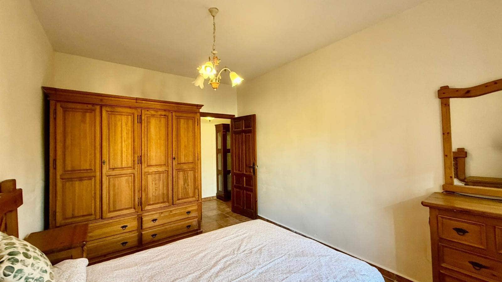 3 makuuhuone Huvila myytävänä paikassa La Linea de la Concepcion mukana uima-altaan 
autotalli - 480 000 € (Ref: 9482051)