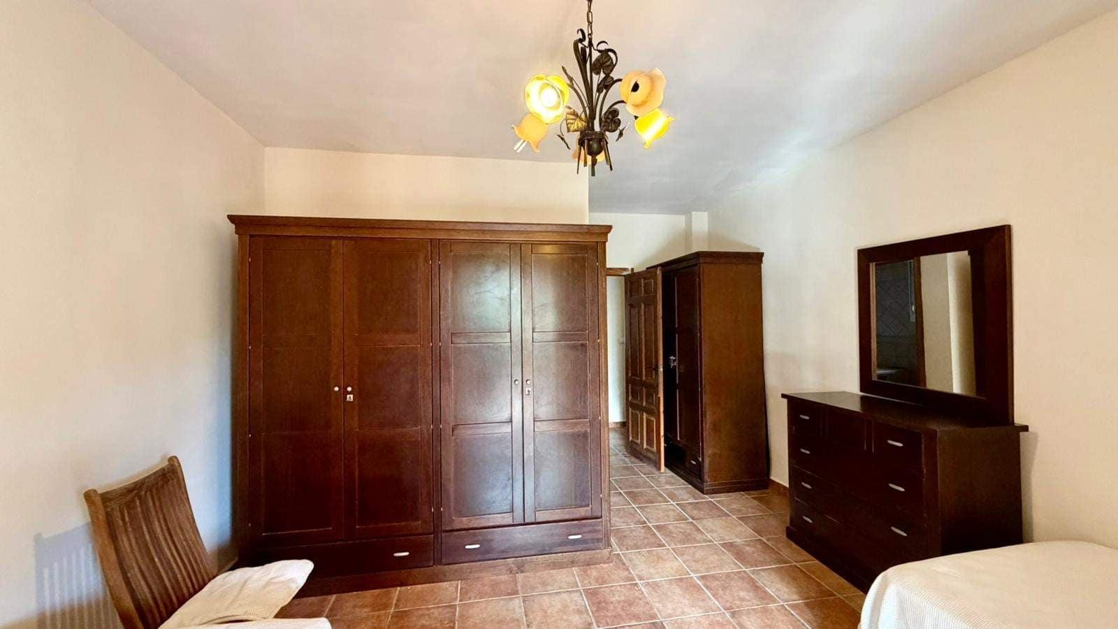 3 makuuhuone Huvila myytävänä paikassa La Linea de la Concepcion mukana uima-altaan 
autotalli - 480 000 € (Ref: 9482051)