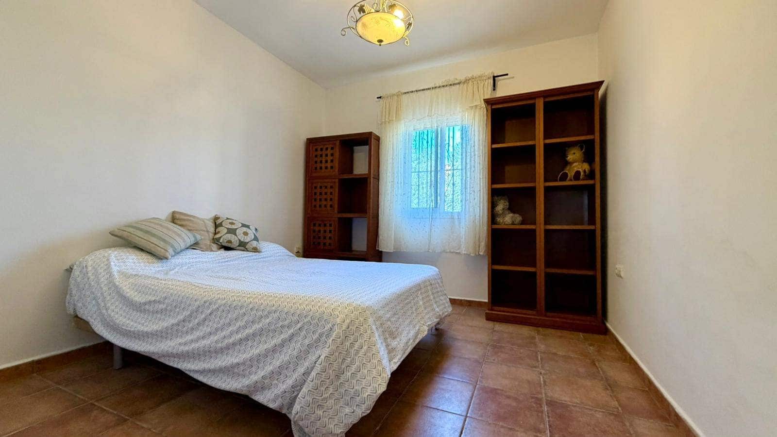 3 makuuhuone Huvila myytävänä paikassa La Linea de la Concepcion mukana uima-altaan 
autotalli - 480 000 € (Ref: 9482051)