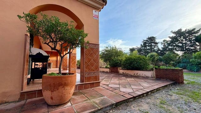 3 slaapkamer Villa te koop in La Línea de la Concepción met zwembad garage - € 480.000 (Ref: 9482051)