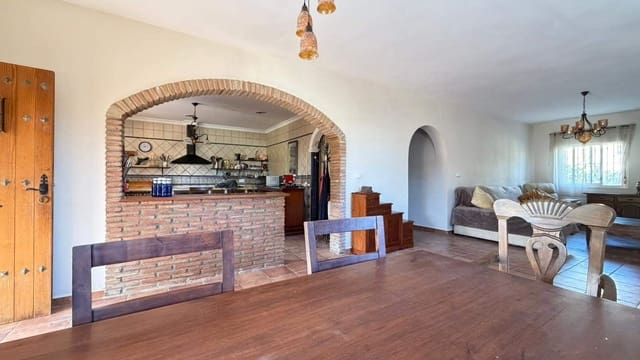 3 slaapkamer Villa te koop in La Línea de la Concepción met zwembad garage - € 480.000 (Ref: 9482051)