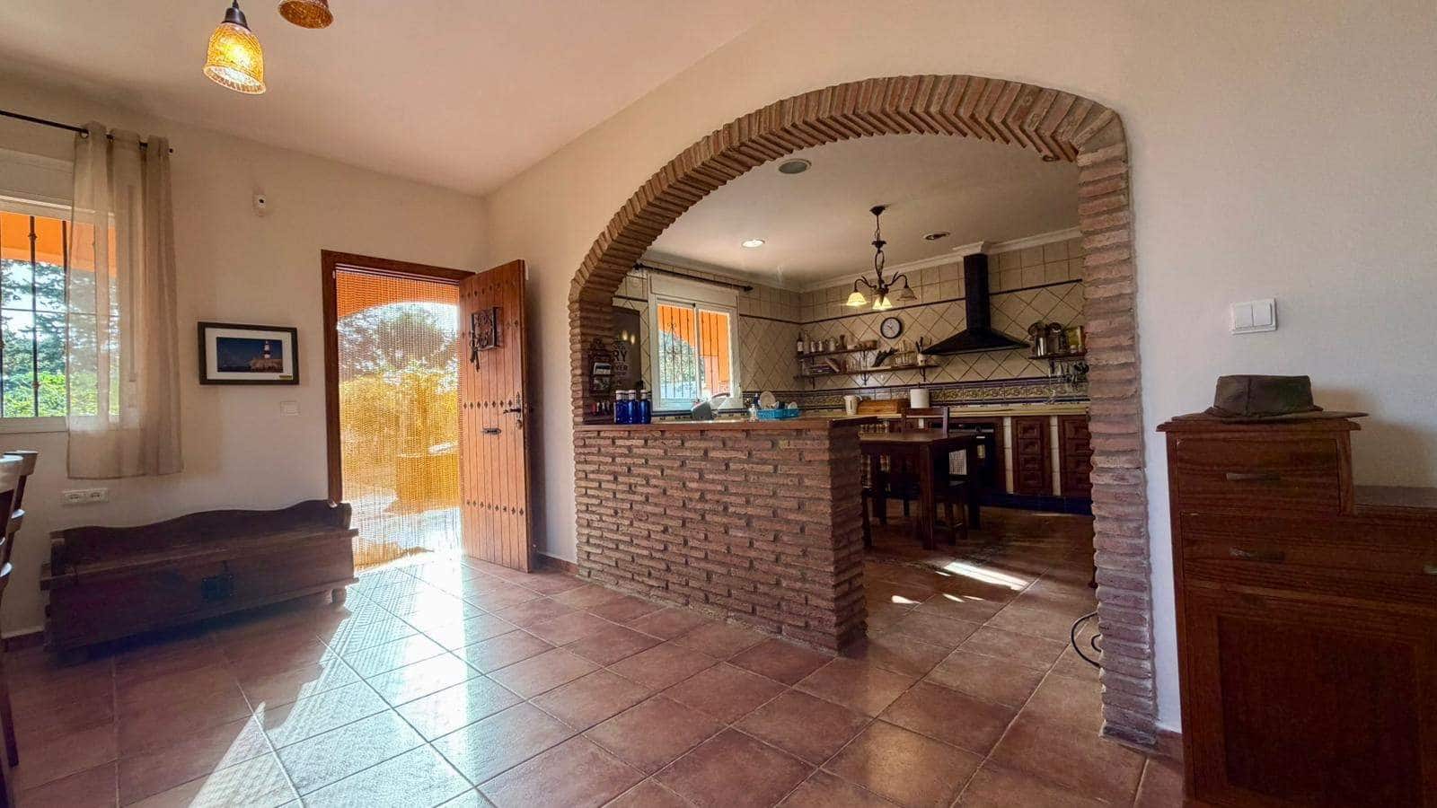 3 makuuhuone Huvila myytävänä paikassa La Linea de la Concepcion mukana uima-altaan 
autotalli - 480 000 € (Ref: 9482051)