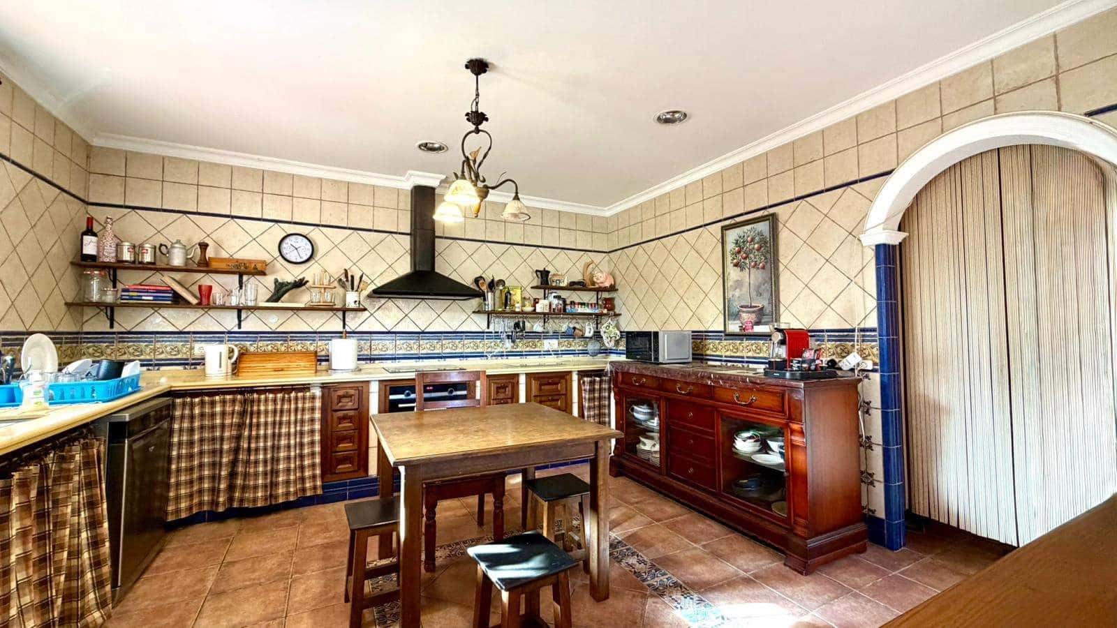 3 makuuhuone Huvila myytävänä paikassa La Linea de la Concepcion mukana uima-altaan 
autotalli - 480 000 € (Ref: 9482051)