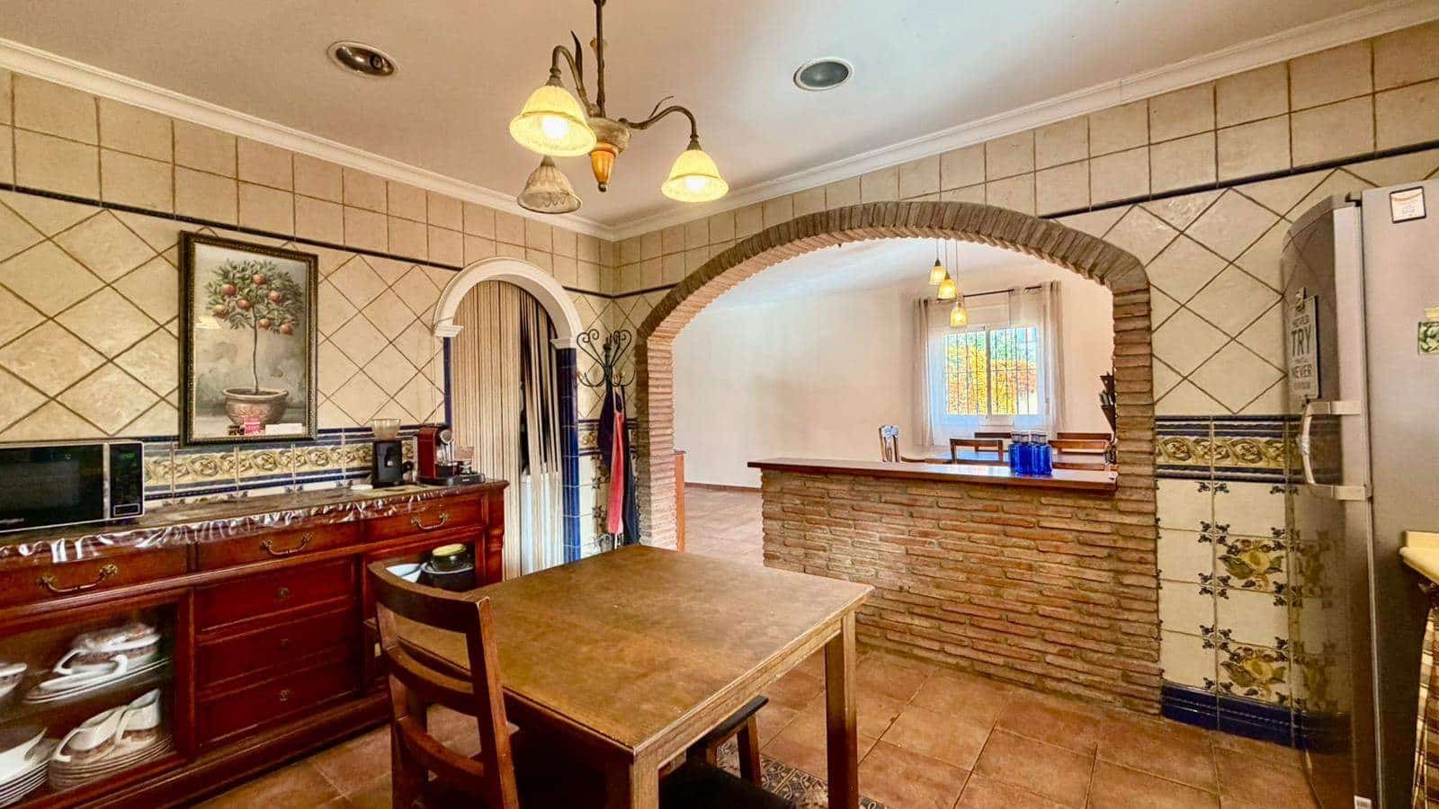 3 makuuhuone Huvila myytävänä paikassa La Linea de la Concepcion mukana uima-altaan 
autotalli - 480 000 € (Ref: 9482051)