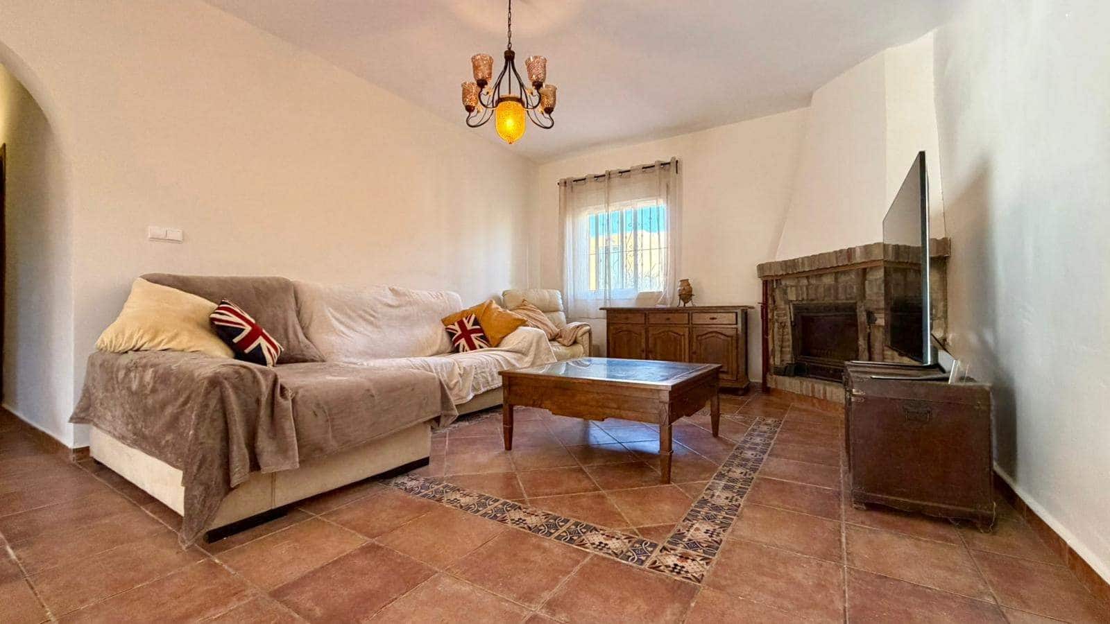 3 makuuhuone Huvila myytävänä paikassa La Linea de la Concepcion mukana uima-altaan 
autotalli - 480 000 € (Ref: 9482051)